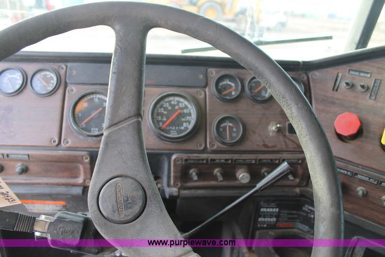 image for item J1343 1999 Freightliner FLD semi truck