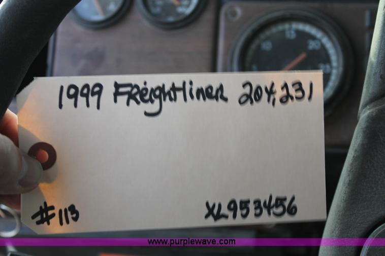 image for item J1343 1999 Freightliner FLD semi truck