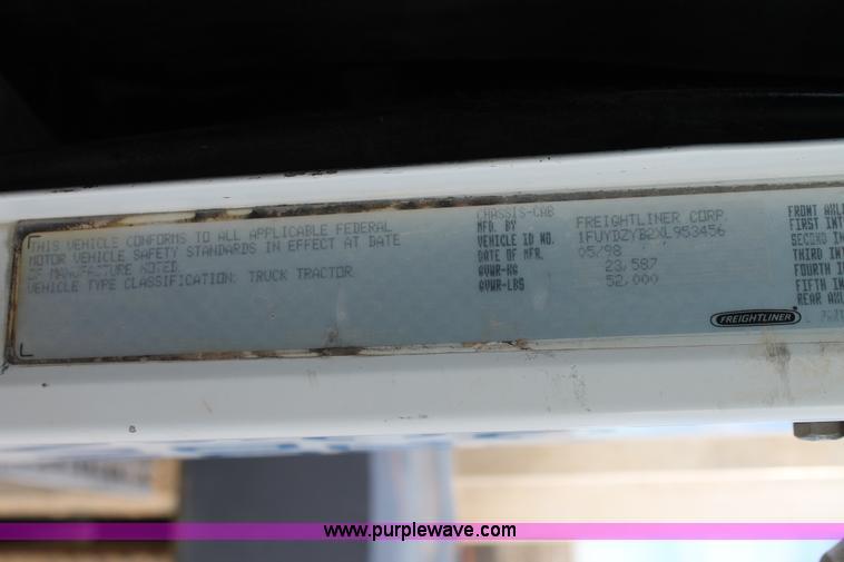 image for item J1343 1999 Freightliner FLD semi truck