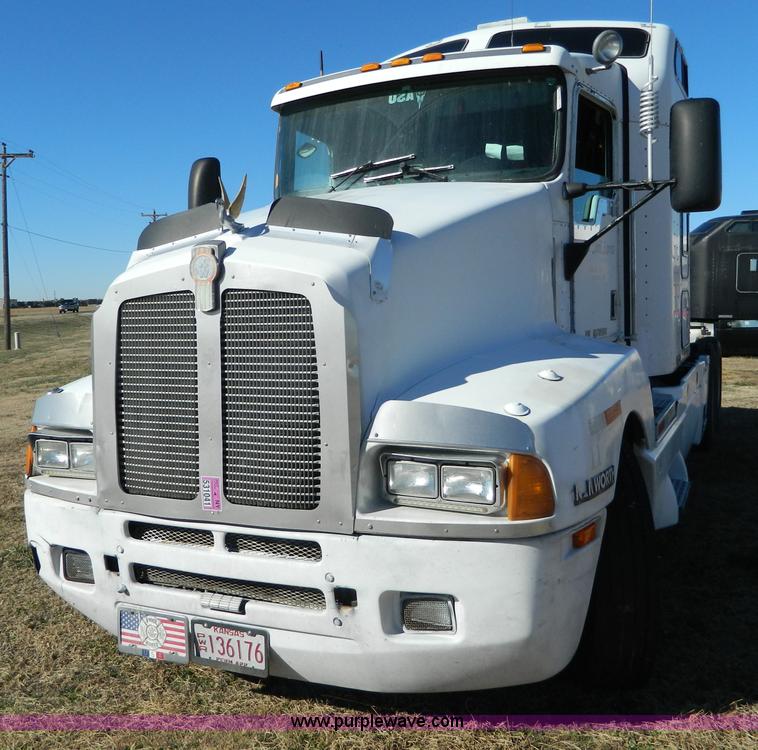 image for item J5152 1998 Kenworth T600 semi truck