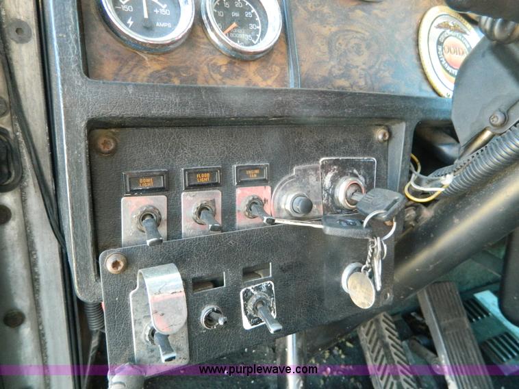 image for item J5152 1998 Kenworth T600 semi truck