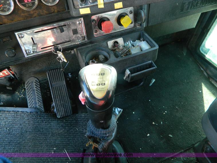 image for item J5152 1998 Kenworth T600 semi truck