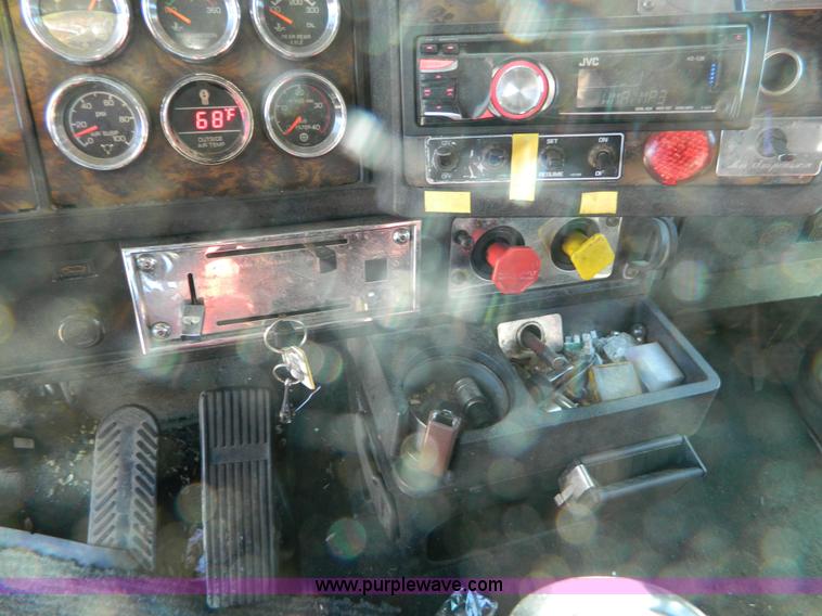 image for item J5152 1998 Kenworth T600 semi truck