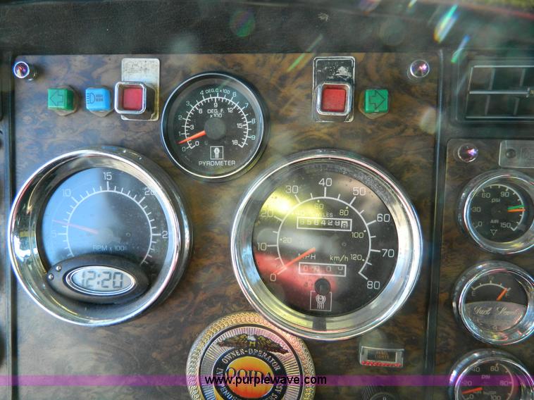 image for item J5152 1998 Kenworth T600 semi truck