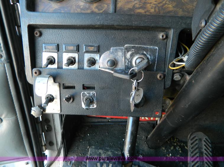 image for item J5152 1998 Kenworth T600 semi truck