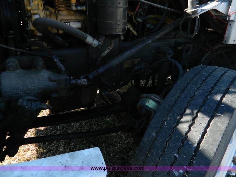 image for item J5152 1998 Kenworth T600 semi truck