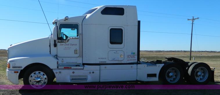 image for item J5153 1999 Kenworth T600 semi truck