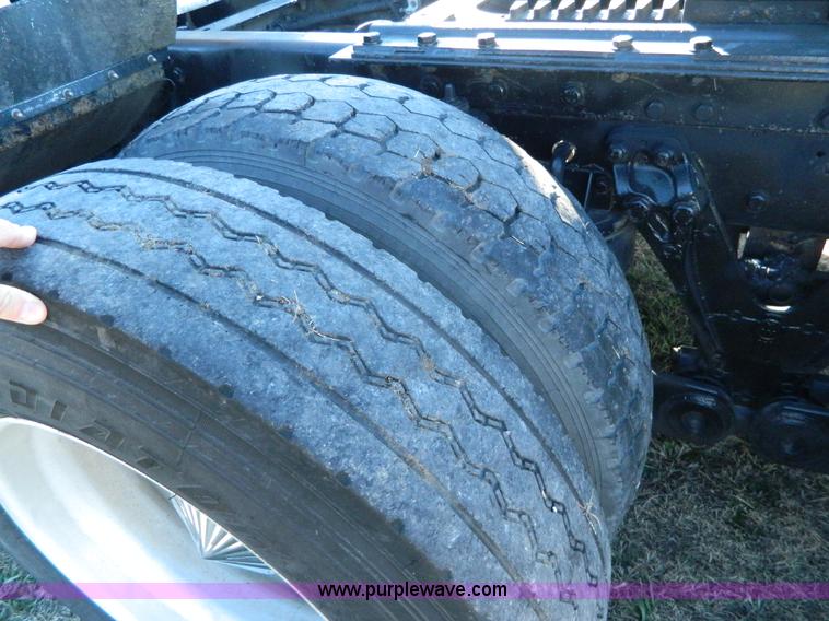 image for item J5153 1999 Kenworth T600 semi truck