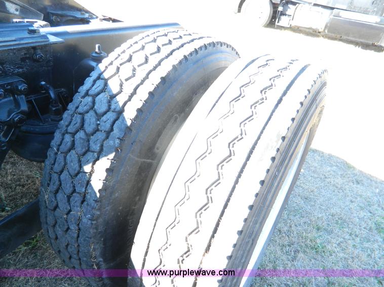 image for item J5153 1999 Kenworth T600 semi truck