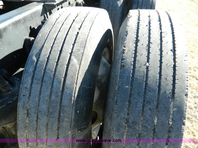 image for item J5153 1999 Kenworth T600 semi truck