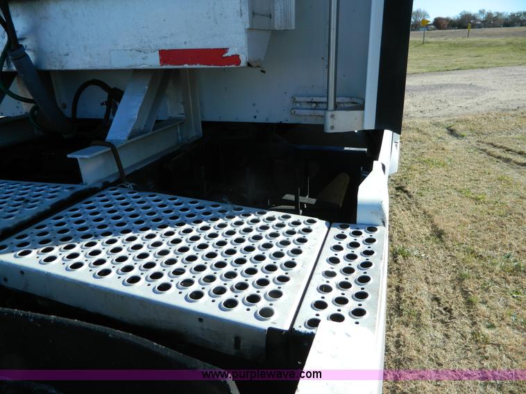 image for item J5153 1999 Kenworth T600 semi truck