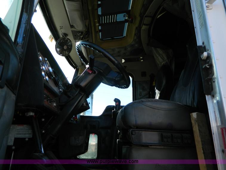 image for item J5153 1999 Kenworth T600 semi truck