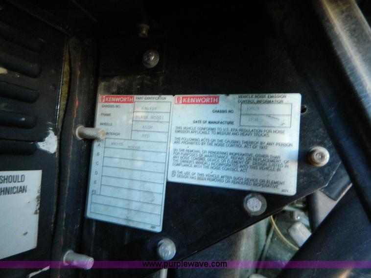 image for item J5153 1999 Kenworth T600 semi truck