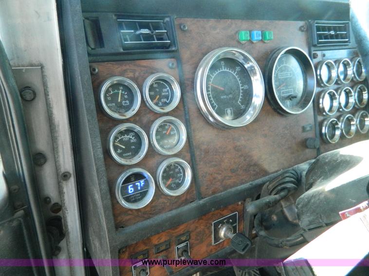 image for item J5153 1999 Kenworth T600 semi truck