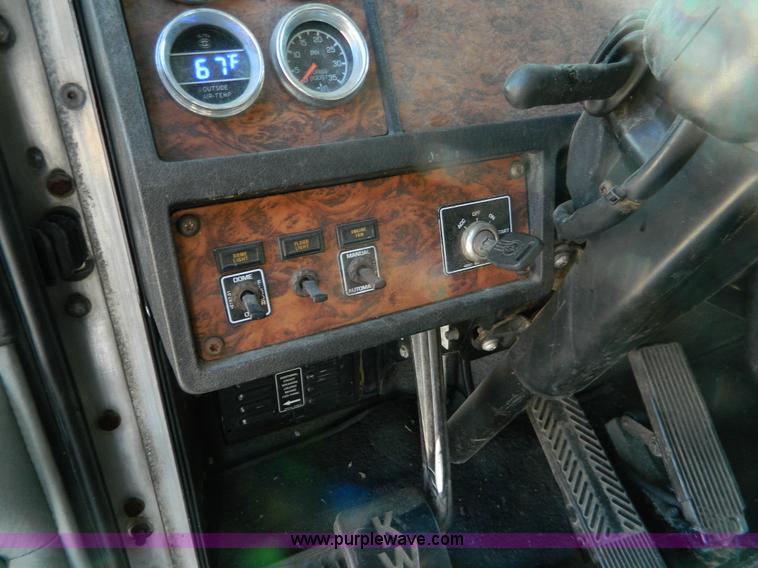 image for item J5153 1999 Kenworth T600 semi truck