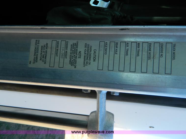 image for item J5153 1999 Kenworth T600 semi truck