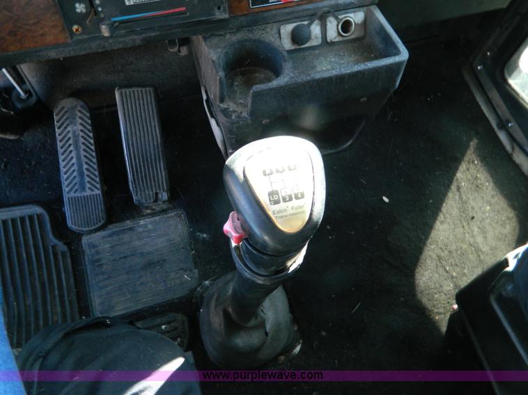 image for item J5153 1999 Kenworth T600 semi truck