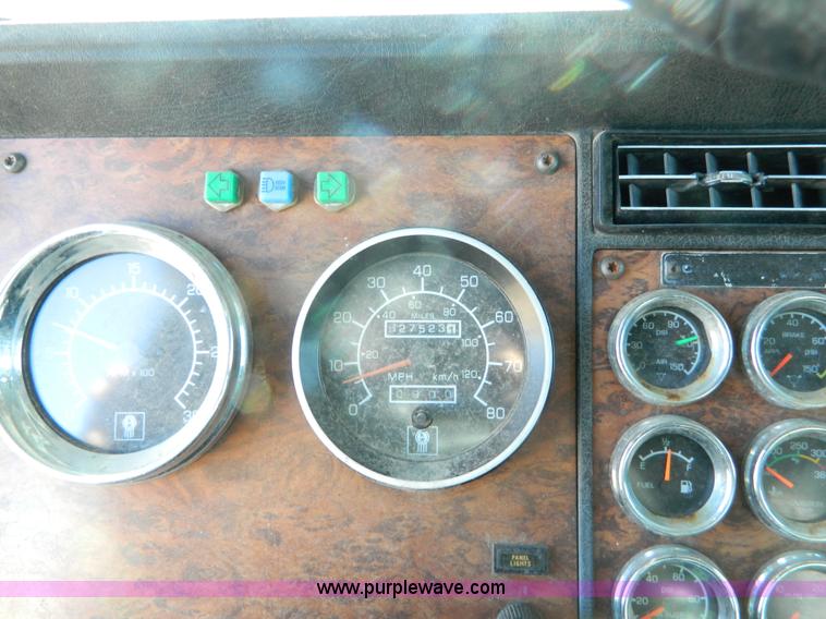 image for item J5153 1999 Kenworth T600 semi truck