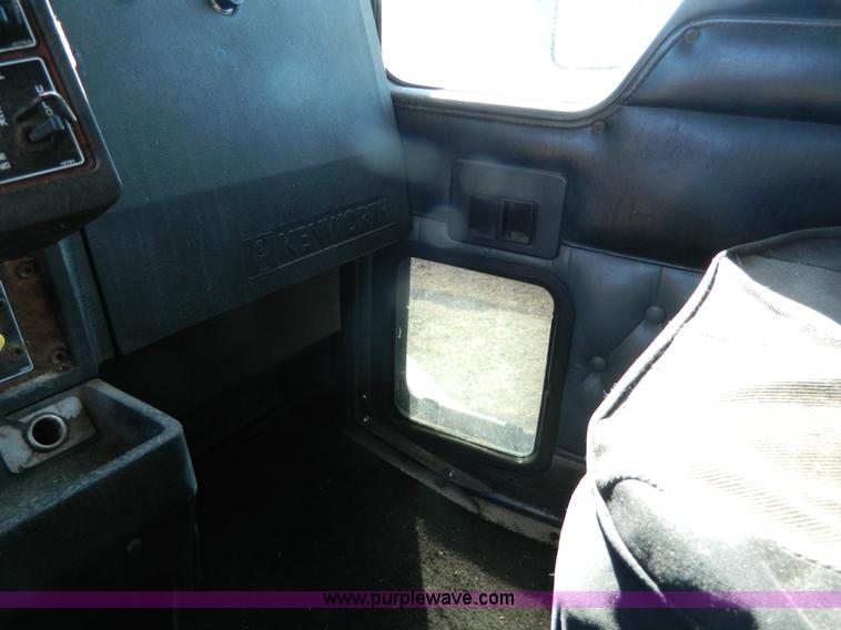 image for item J5153 1999 Kenworth T600 semi truck
