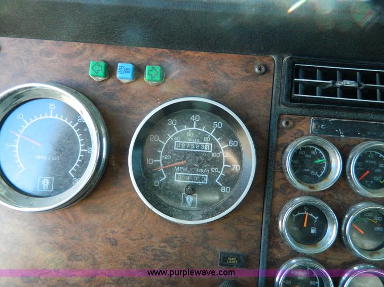 image for item J5153 1999 Kenworth T600 semi truck