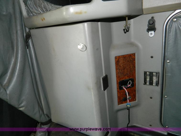 image for item J5153 1999 Kenworth T600 semi truck