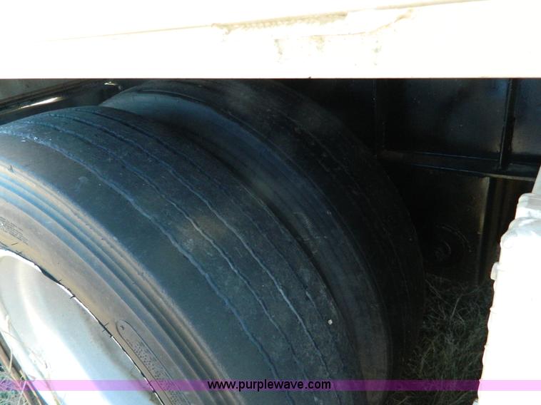 image for item J5155 2005 Fontaine flatbed trailer