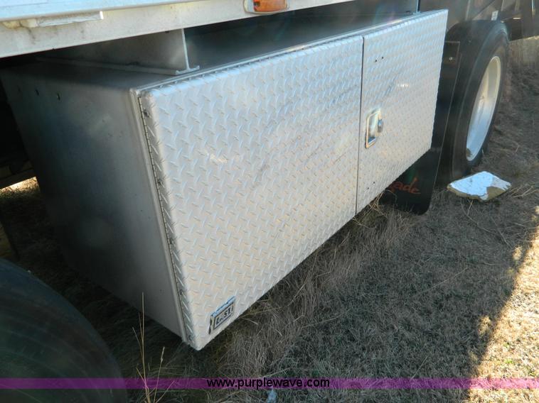 image for item J5155 2005 Fontaine flatbed trailer