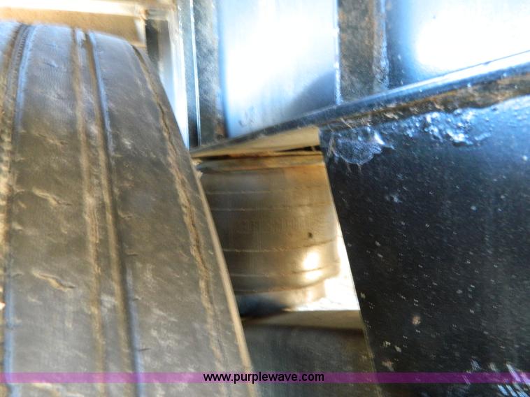 image for item J5155 2005 Fontaine flatbed trailer