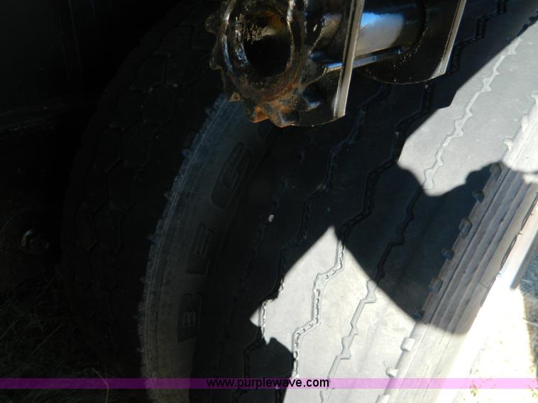 image for item J5155 2005 Fontaine flatbed trailer