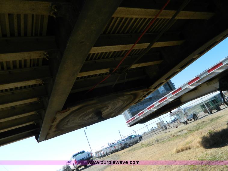 image for item J5155 2005 Fontaine flatbed trailer