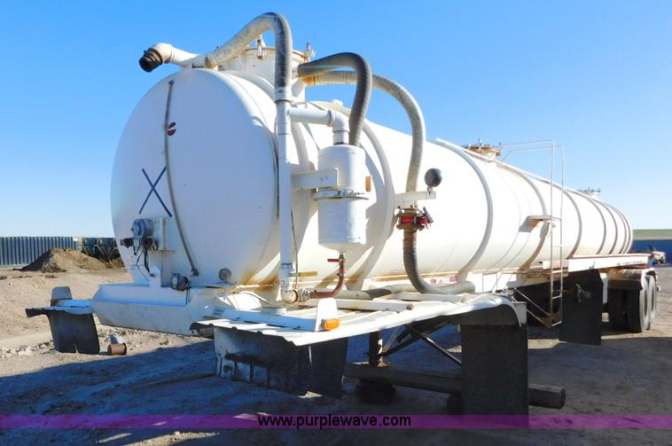 image for item J6838 1994 Falcon vacuum trailer