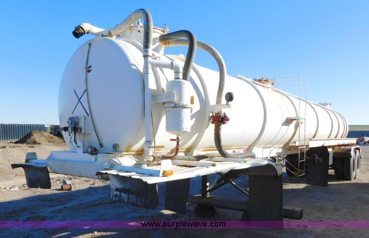 image for item J6838 1994 Falcon vacuum trailer