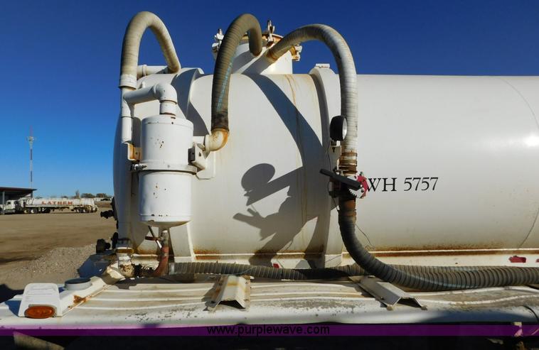 image for item J6838 1994 Falcon vacuum trailer