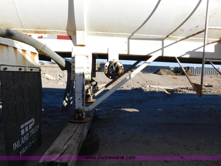 image for item J6838 1994 Falcon vacuum trailer