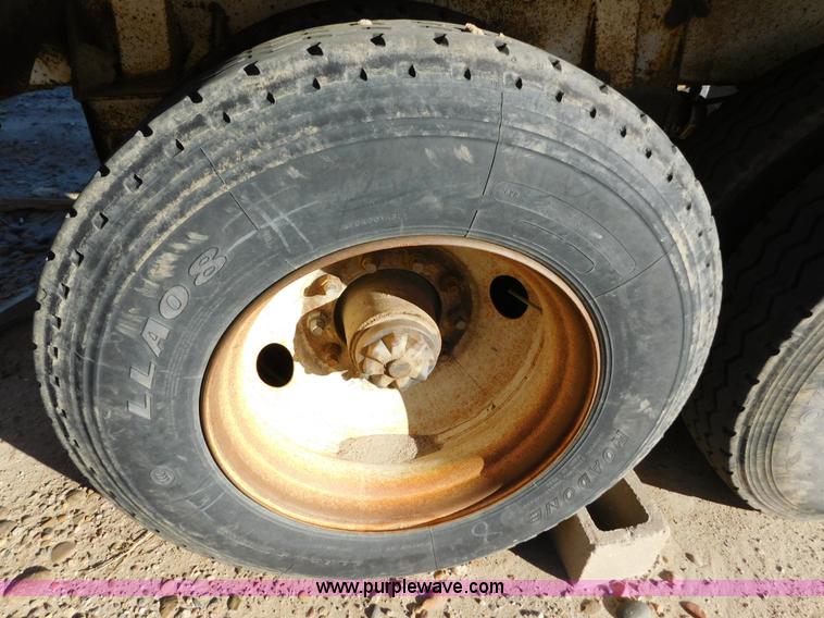 image for item J6838 1994 Falcon vacuum trailer