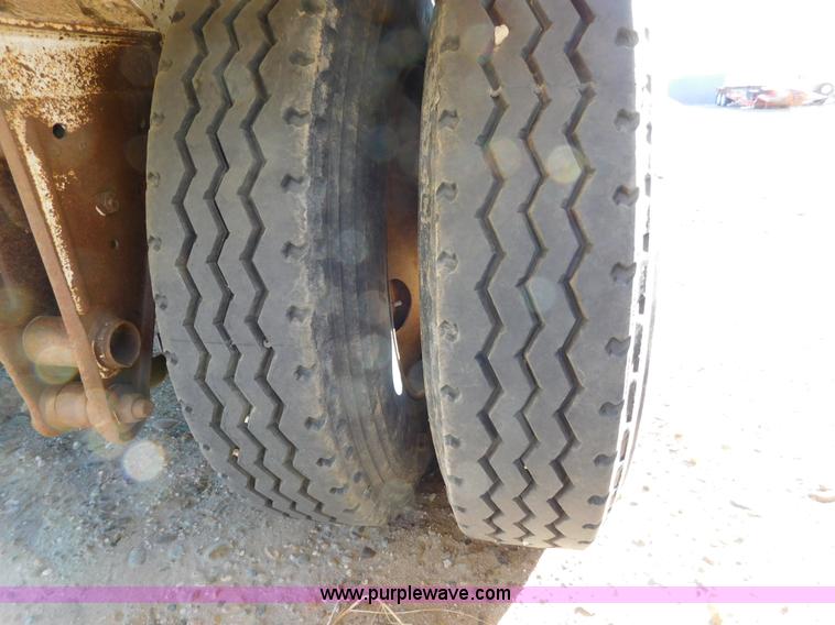 image for item J6838 1994 Falcon vacuum trailer