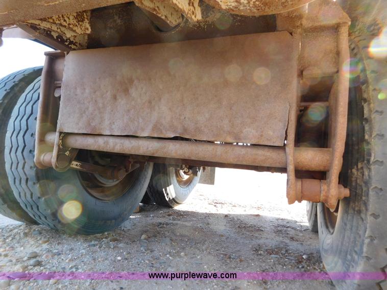 image for item J6838 1994 Falcon vacuum trailer