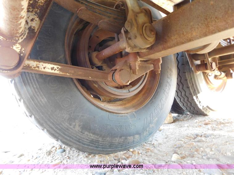 image for item J6838 1994 Falcon vacuum trailer