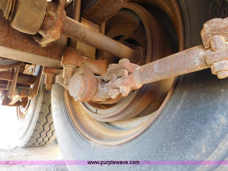 image for item J6838 1994 Falcon vacuum trailer