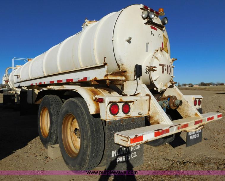 image for item J6838 1994 Falcon vacuum trailer
