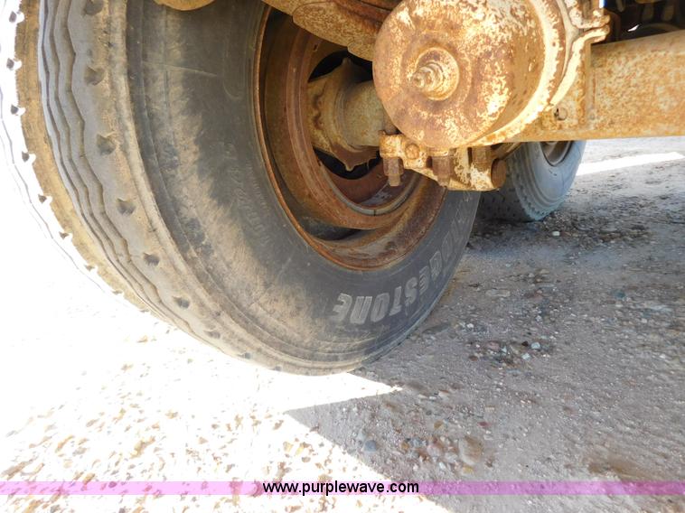 image for item J6838 1994 Falcon vacuum trailer