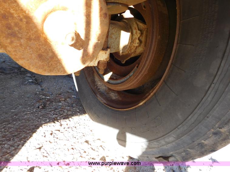 image for item J6838 1994 Falcon vacuum trailer