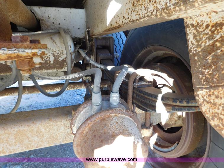 image for item J6838 1994 Falcon vacuum trailer