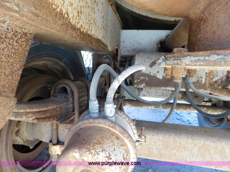 image for item J6838 1994 Falcon vacuum trailer