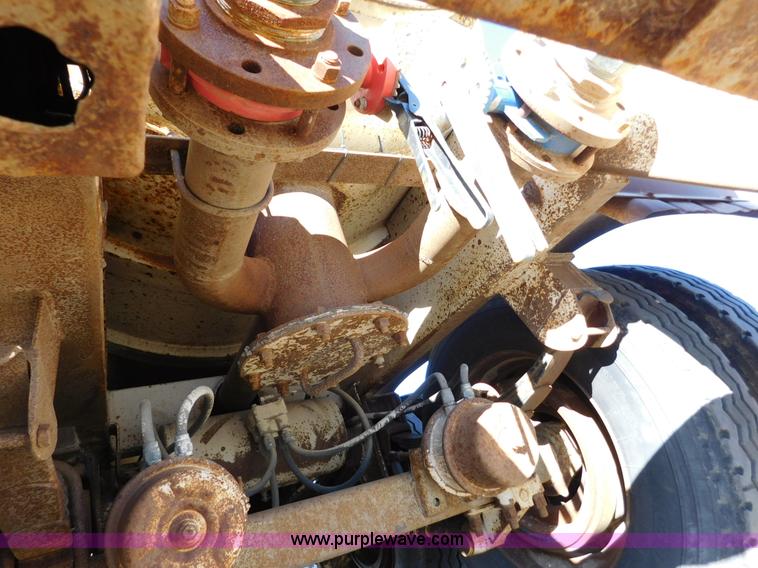 image for item J6838 1994 Falcon vacuum trailer