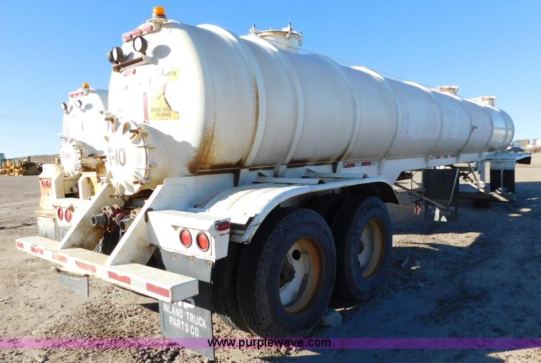 image for item J6838 1994 Falcon vacuum trailer