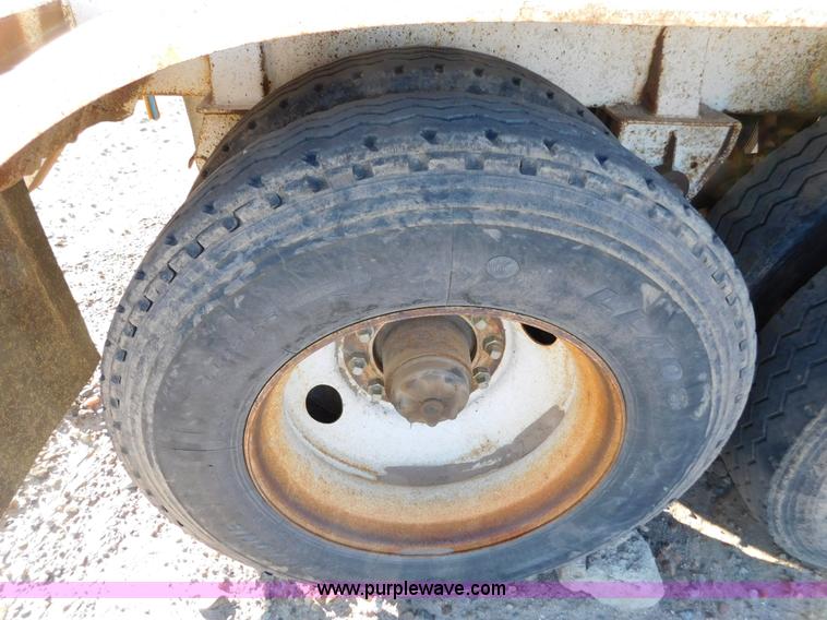 image for item J6838 1994 Falcon vacuum trailer