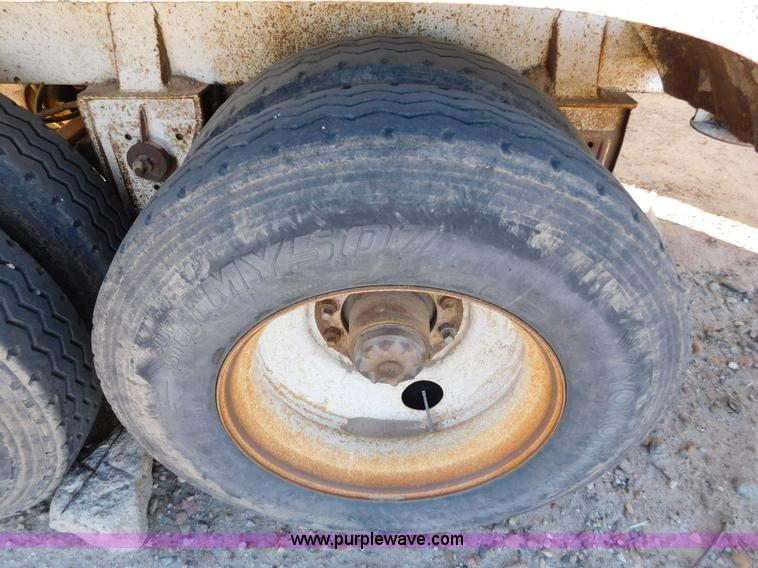 image for item J6838 1994 Falcon vacuum trailer