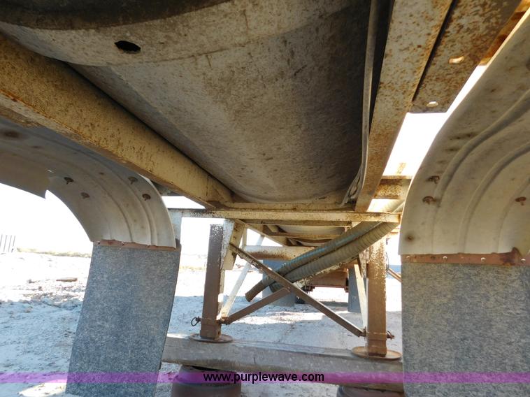 image for item J6838 1994 Falcon vacuum trailer