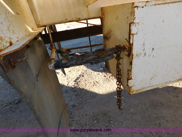 image for item J6838 1994 Falcon vacuum trailer